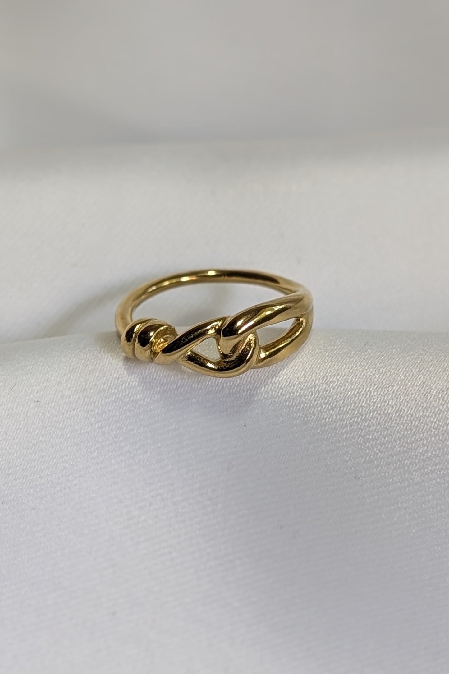Infinity knot ring